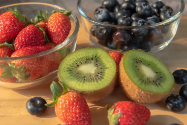 Masadaki çilek ve ahududu