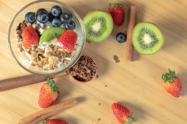 Ev yapımı granola meyveli yoğurt.