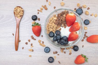 Ev yapımı granola meyveli yoğurt.