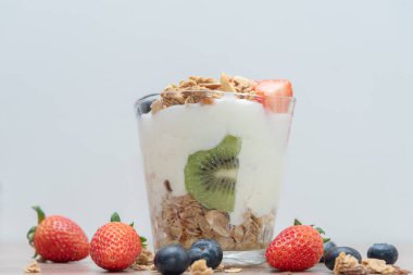 Ev yapımı granola meyveli yoğurt.