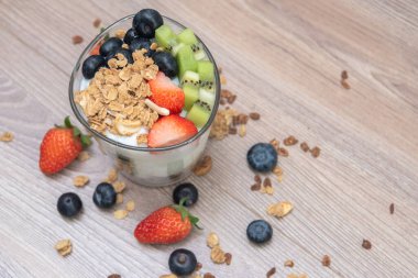 Ev yapımı granola meyveli yoğurt.