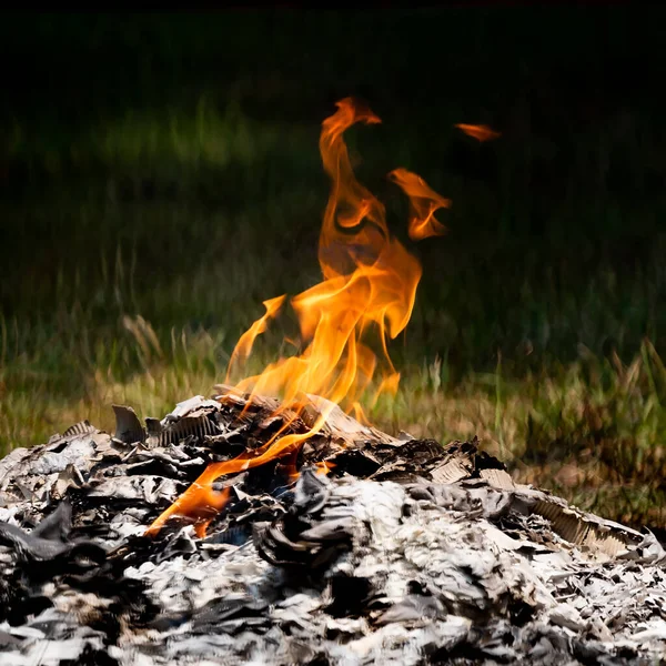 材料中燃烧的火 — 图库照片