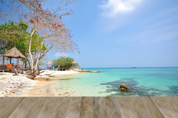 美しい海の景色を望むビーチの木製の歩道 — ストック写真