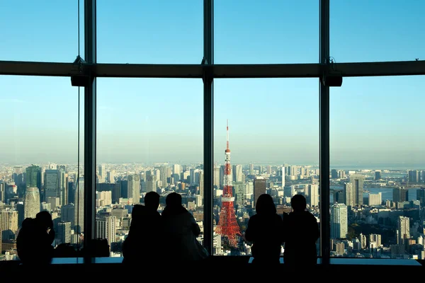 Ludzie Siedzący Tarasie Szukający Wieży Tokio — Zdjęcie stockowe