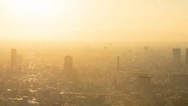 日本城市的雾蒙蒙的早晨 — 图库照片