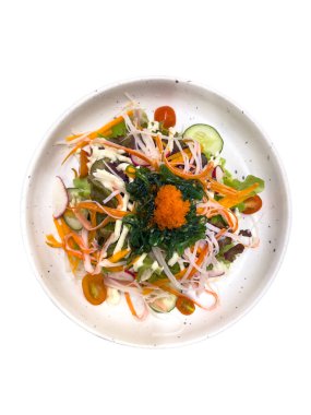 Lezzetli salata yiyecekler beyaza izole edilir.