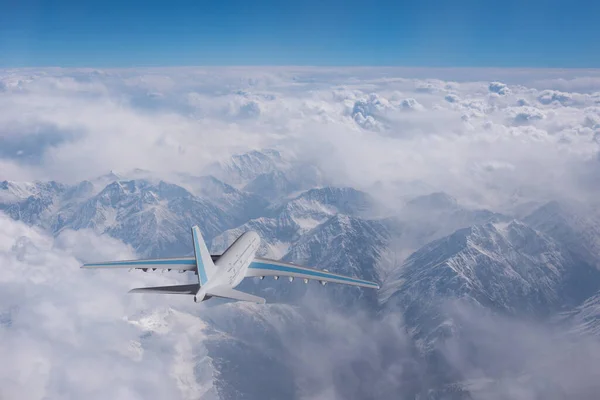 Das Flugzeug Himmel Über Dem Berg — Stockfoto