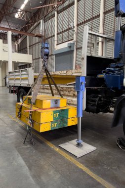 Atölyedeki ağır kamyon yükleme testi.