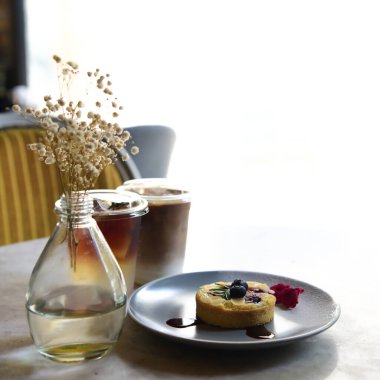 Dekorasyon eskitilmiş stye masanın üstünde.