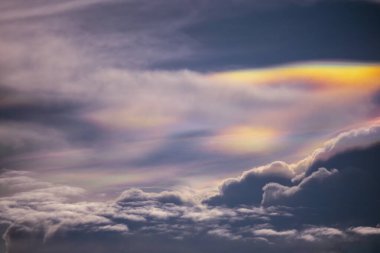 Crepuscular ışın gökyüzünün renkleriyle dolu 