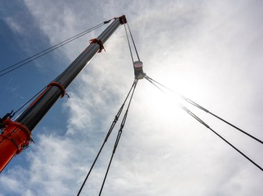 Ağır vinç çalışıyor. 