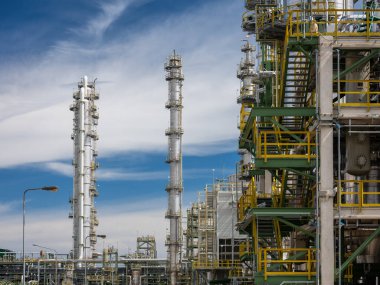 Petrokimya fabrikasındaki iki yüksek kolon