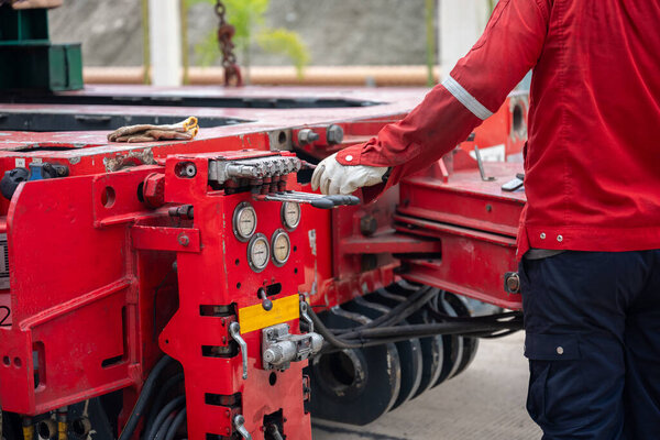 Транспортер, работающий в тяжелом грузовике