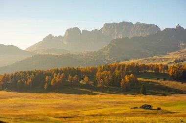 Muhteşem manzara ve Becco di Mezzod sonbahar Dolomite İtalya 'sındaki Federa Gölü' nün zirvesi.