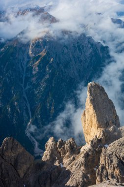 Sonbahar sezonunda doruğa ulaştıktan sonra Durrenstein 'in muhteşem manzarası, Dolomite, İtalya.