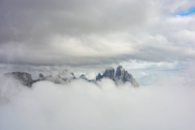 Durrenstein Tri 'si ile sonbahar sezonunda doruğa ulaştıktan sonraki muhteşem manzara, Dolomite, İtalya. 