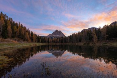 Çarpıcı manzara ve Antorno Gölü 'nün sonbaharda yansıması, Dolomite İtalya.