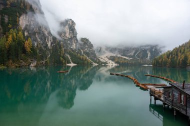 Braies Gölü 'nün muhteşem manzarası Sonbahar mevsiminde yağmur gününde, Dolomite, İtalya.