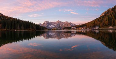 Muhteşem manzara ve sonbaharda Misurina Gölü 'nün yansıması, Dolomite İtalya.