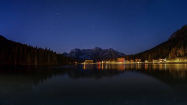 Muhteşem manzara ve sonbaharda Misurina Gölü 'nün yansıması, Dolomite İtalya.