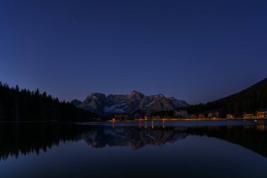 Muhteşem manzara ve sonbaharda Misurina Gölü 'nün yansıması, Dolomite İtalya.