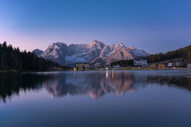 Muhteşem manzara ve sonbaharda Misurina Gölü 'nün yansıması, Dolomite İtalya.
