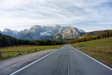 Muhteşem manzara ve sonbaharda Misurina Gölü 'nün yansıması, Dolomite İtalya.