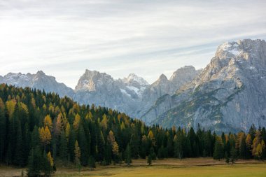 Muhteşem manzara ve sonbaharda Misurina Gölü 'nün yansıması, Dolomite İtalya.
