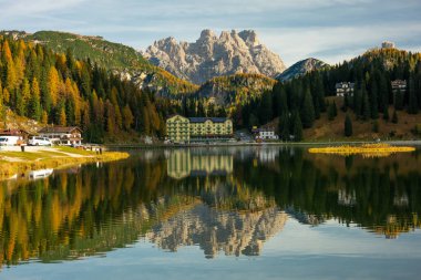 Muhteşem manzara ve sonbaharda Misurina Gölü 'nün yansıması, Dolomite İtalya.
