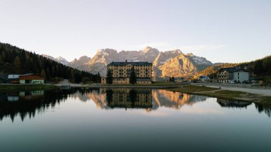 Dolomite Itlay 'deki Misurina Gölü çevresindeki panoramik manzara