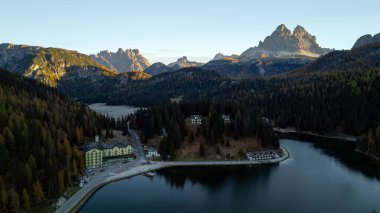 Dolomite Itlay 'deki Misurina Gölü çevresindeki panoramik manzara