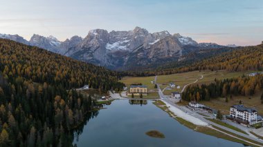 Dolomite Itlay 'deki Misurina Gölü çevresindeki panoramik manzara