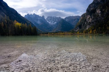 Muhteşem manzara ve sonbaharda Landro Gölü 'nün yansıması, Dolomite İtalya.