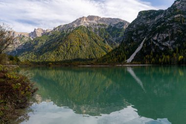 Muhteşem manzara ve sonbaharda Landro Gölü 'nün yansıması, Dolomite İtalya.