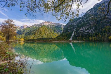 Muhteşem manzara ve sonbaharda Landro Gölü 'nün yansıması, Dolomite İtalya.