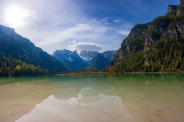 Muhteşem manzara ve sonbaharda Landro Gölü 'nün yansıması, Dolomite İtalya.
