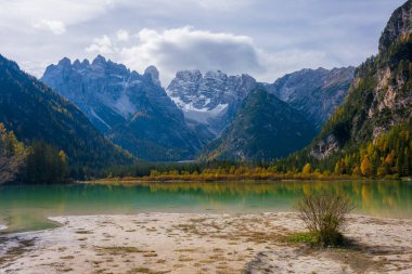 Muhteşem manzara ve sonbaharda Landro Gölü 'nün yansıması, Dolomite İtalya.