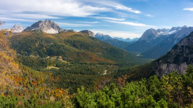 Sorapis 'in sonbahar mevsiminde göle yapılan yürüyüş ile Dolomite, İtalya arasındaki muhteşem manzarası..