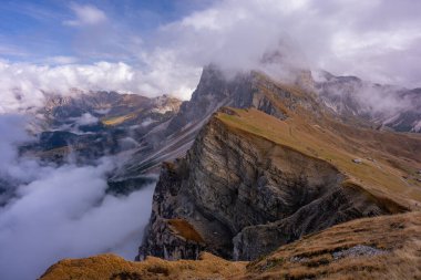 Seceda Dağı 'nın sonbahar mevsiminde muhteşem manzarası, Dolomite, İtalya.