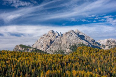 Tre Cime yolunun muhteşem manzarası Routh, Dolomite, İtalya.