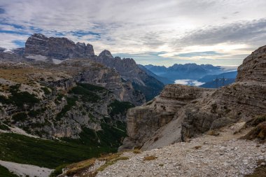 Tre Cime yolunun muhteşem manzarası Routh, Dolomite, İtalya.