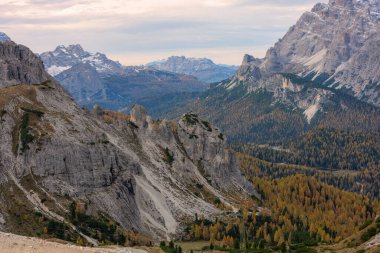 Tre Cime yolunun muhteşem manzarası Routh, Dolomite, İtalya.