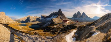 Tre Cime 'nin sonbahar mevsiminde gün batımı arasındaki muhteşem manzarası, Dolomite, İtalya.