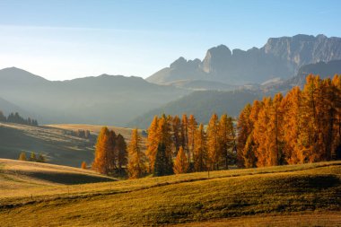 Muhteşem manzara ve Becco di Mezzod sonbahar Dolomite İtalya 'sındaki Federa Gölü' nün zirvesi.