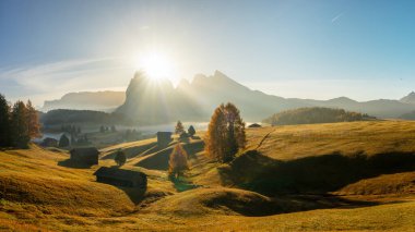 Muhteşem manzara ve Becco di Mezzod sonbahar Dolomite İtalya 'sındaki Federa Gölü' nün zirvesi.