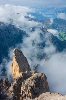 Muhteşem manzara ve Becco di Mezzod sonbahar Dolomite İtalya 'sındaki Federa Gölü' nün zirvesi.