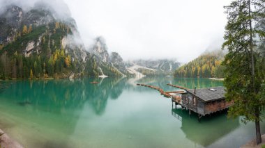 Muhteşem manzara ve Becco di Mezzod sonbahar Dolomite İtalya 'sındaki Federa Gölü' nün zirvesi.