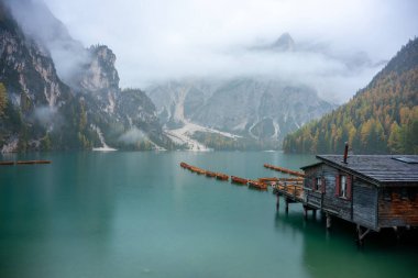 Muhteşem manzara ve Becco di Mezzod sonbahar Dolomite İtalya 'sındaki Federa Gölü' nün zirvesi.
