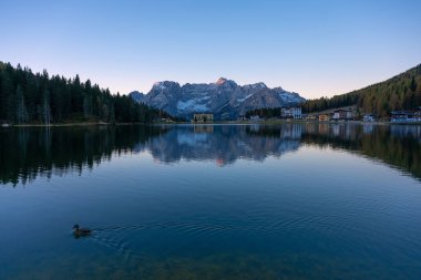 Muhteşem manzara ve sonbaharda Misurina Gölü 'nün yansıması, Dolomite İtalya.