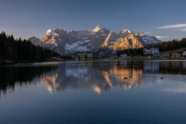 Muhteşem manzara ve sonbaharda Misurina Gölü 'nün yansıması, Dolomite İtalya.